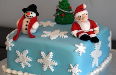 كعكة رأس السنة مزينة بالمستكة