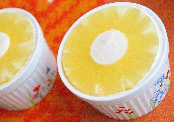 Foto de postres de suflé de formatge cottage i plàtan