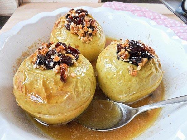 Les pomes al forn amb fruits secs es poden fer fàcilment a casa.
