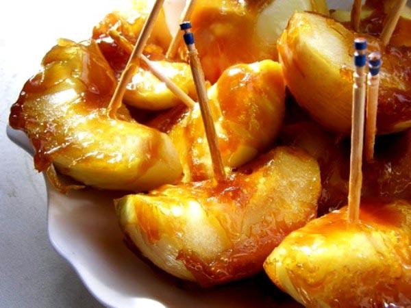 Les pomes de Pequín són unes postres xineses fetes amb pomes caramel·litzades.
