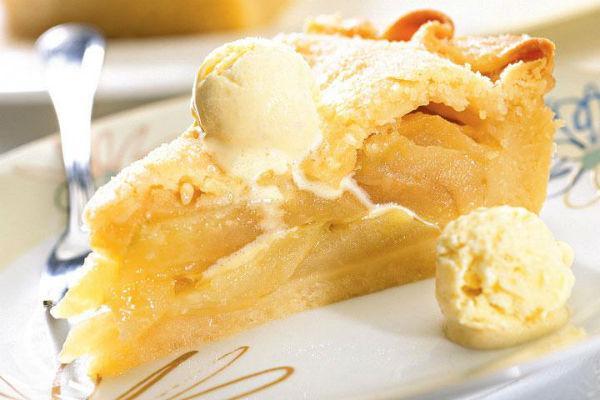 فطيرة تفاح مع مغرفة من الآيس كريم