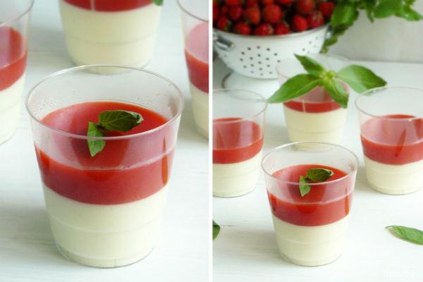 Panna cotta amb maduixes i una fulla de menta