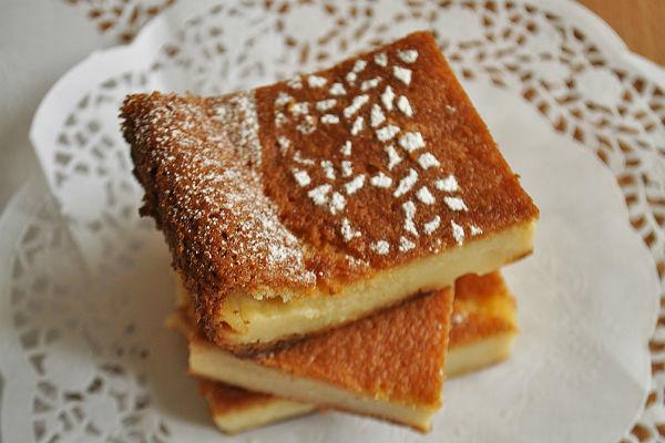 Un pastís elegant amb una crosta bonica