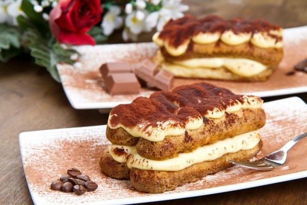 Dos tiramisús en un plat amb xocolata