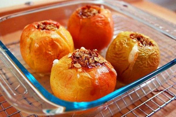 Pommes cuites au four avec des fruits secs