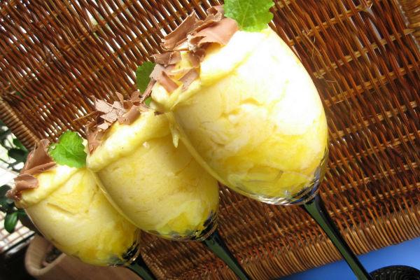 gelat de plàtan en un got