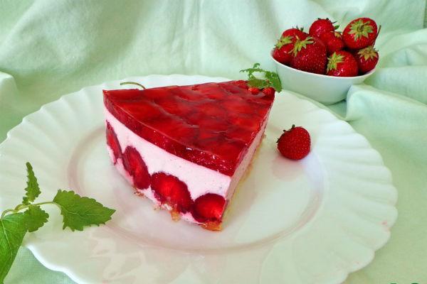 Pastís de mató amb maduixes