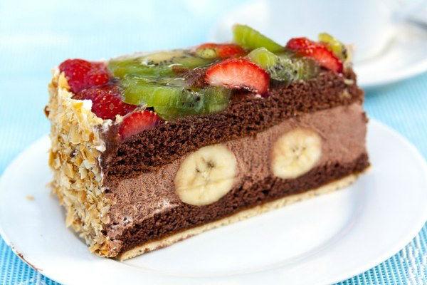 Decoració de pastís de plàtan amb maduixes