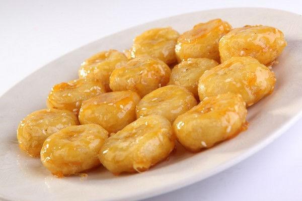 Plàtans arrebossats en un plat