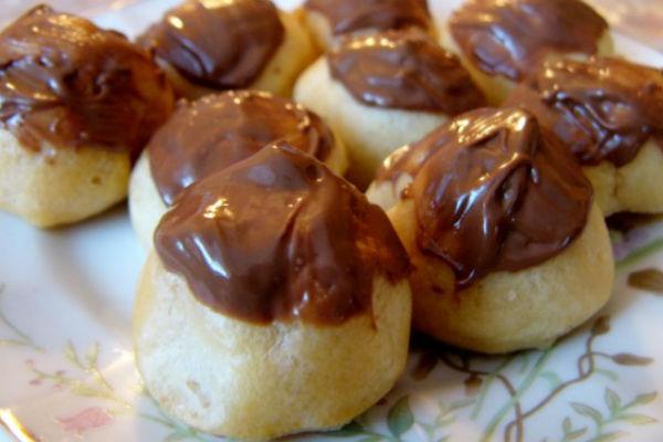 Ripieno di latte condensato per profiteroles