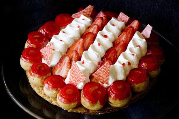 Pastís de Saint-Honoré amb maduixes i nata muntada