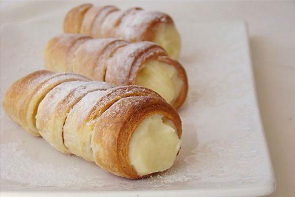 كعكة معجنات هشة مع كريمة المرينغ