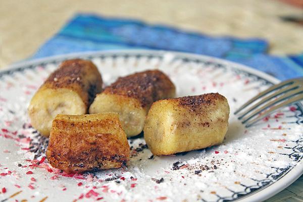 Smažené banány na talíři