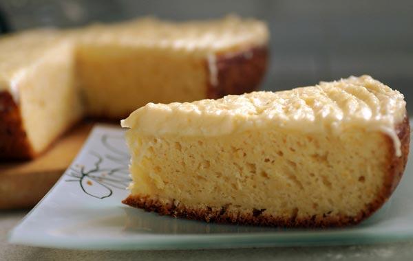 كعكة الموز والكريمة المحضرة في قدر الطهي البطيء لذيذة جداً وصحية.