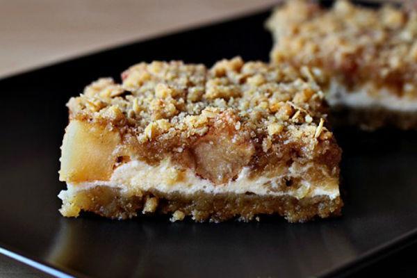 Crumble de poma en un plat
