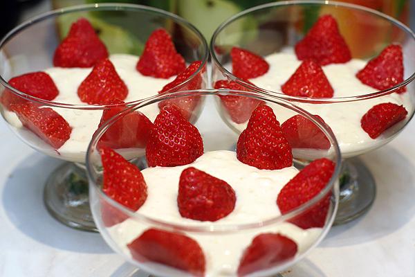 Postres de crema agra amb maduixes