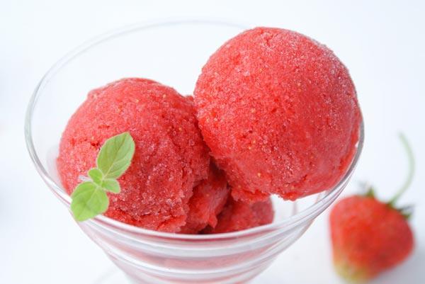 يُعدّ سوربيه الفاكهة المزين بالنعناع حلوى خفيفة رائعة!