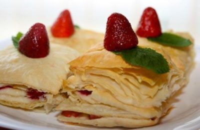 Blätterteigzungen als Dessert.