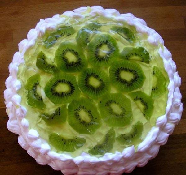 Come preparare la torta alla gelatina con kiwi e panna?