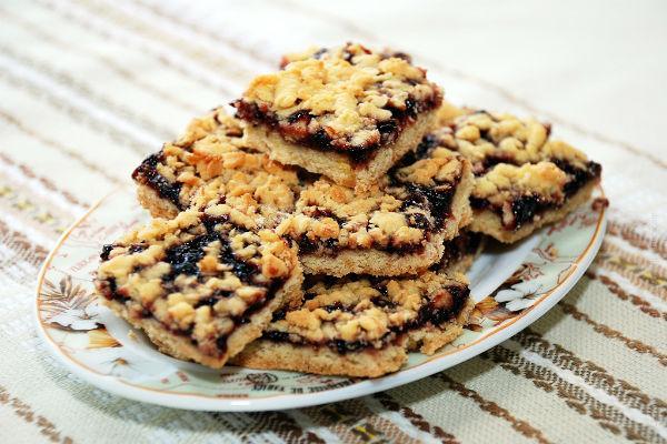 Strouhaný koláč s jablky a banány