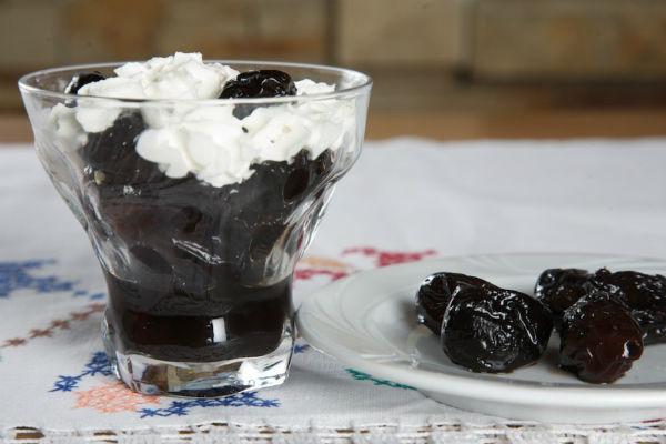 Postres de crema agra i prunes