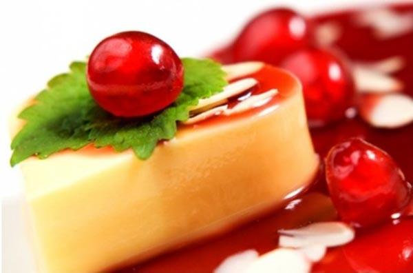 Pudding flamejant decorat amb fruites.