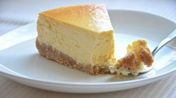 تشيز كيك - حلوى مصنوعة من جبن القريش المخبوز في قدر الطهي البطيء.