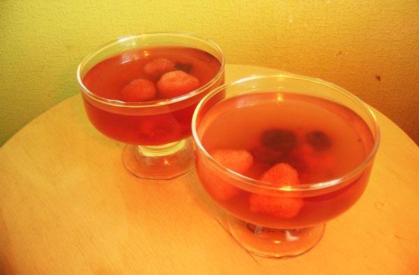 Hausgemachtes Beerengelee – Foto von Erdbeer- und Johannisbeergelee