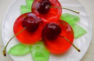 Gelatina leggera e salutare con ciliegie congelate.