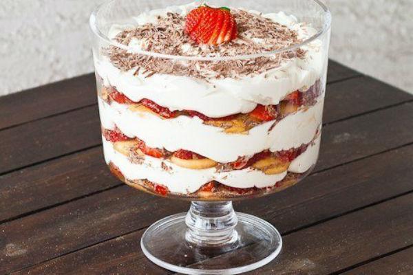 Trifle amb nata i fruita