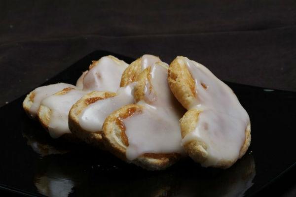 كعكات برلين المغطاة بالكريمة البيضاء