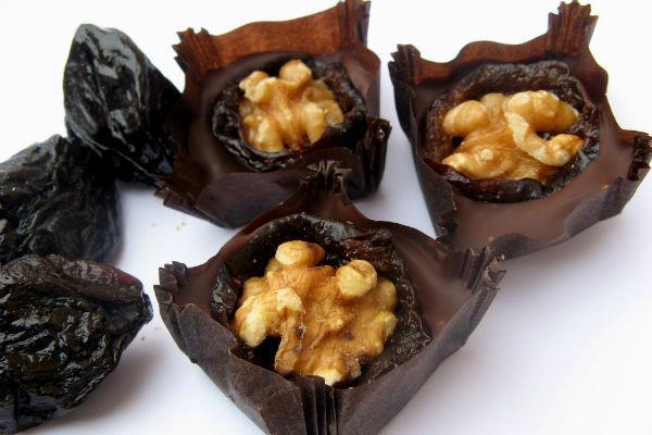 ลูกอมรสลูกพรุนและถั่ว