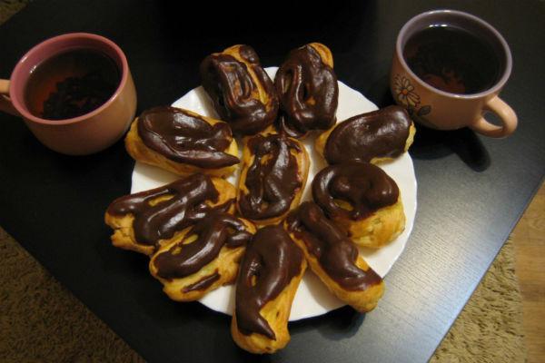 Delicats éclairs amb crema anglesa
