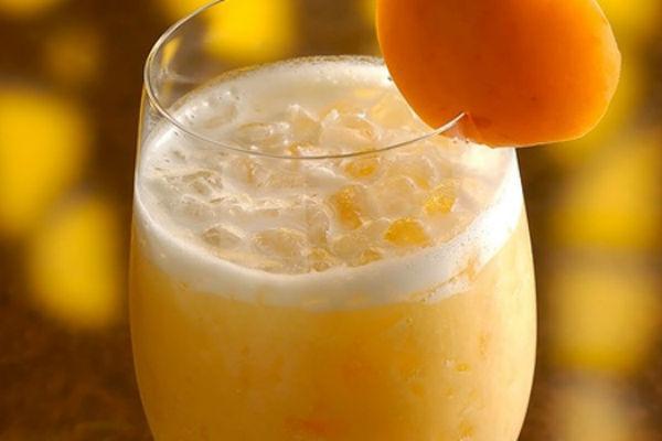 Koktejl ze zmrzliny a pomerančového džusu