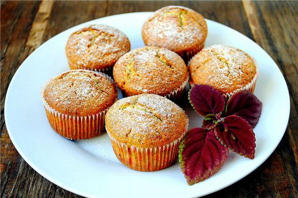 Mrkvové muffiny na talíři