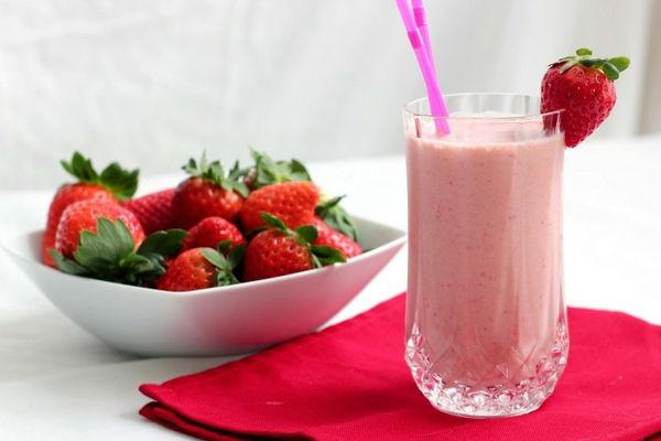 Milkshake à la fraise avec de la glace