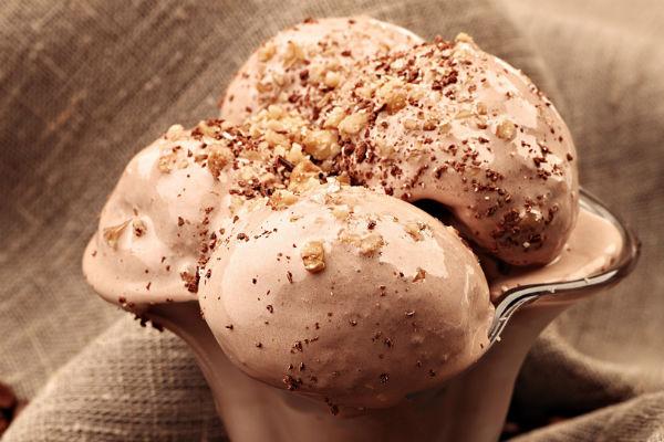 Gelat de crema catalana amb esmicols de fruits secs