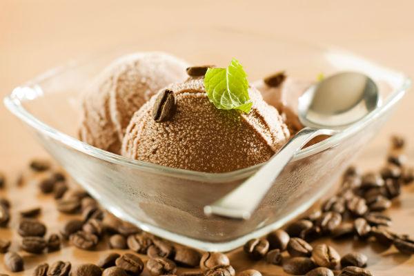 Gelat de xocolata amb una fulla de menta
