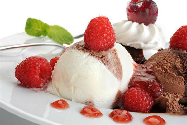 Gelat de vainilla amb xocolata i gerds