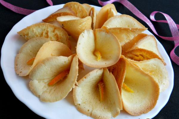 كعكة زنبق الكالا على طبق