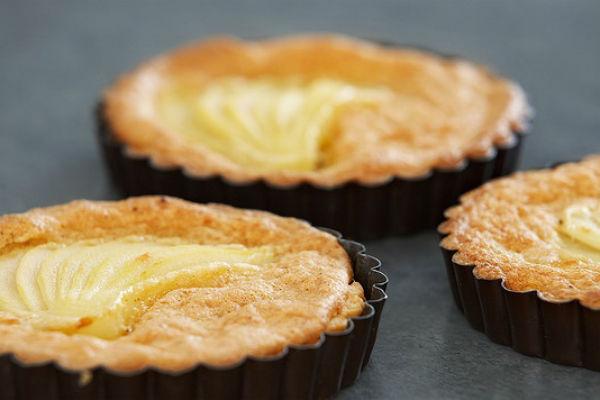 Pastissos daurats amb pera i mel