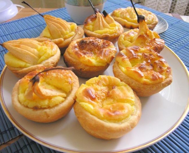 Un plat de pastissos portuguesos