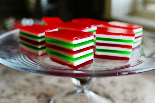 Gelatina multicolor en un plat