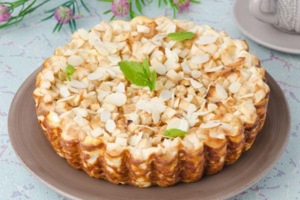 Charlotte med æbler og hytteost