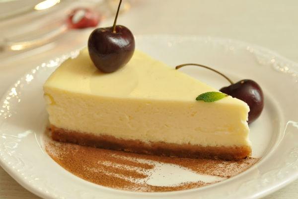 Pastís de formatge amb mató i cireres