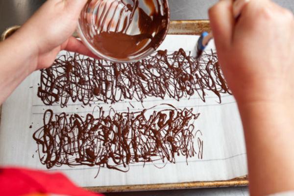 Decorar un pastís amb xocolata 2