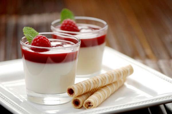 Panna cotta de vainilla amb gelea de fruits del bosc