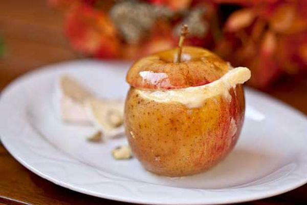 Poma al forn farcida de formatge cottage