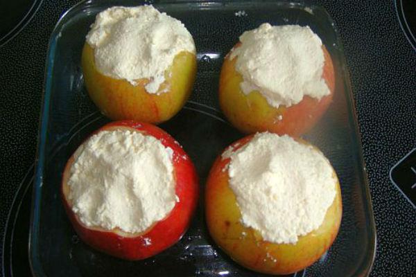 Pomes al forn amb formatge cottage
