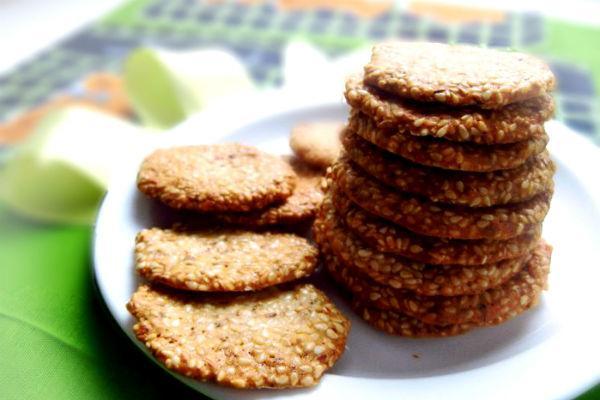 ٤ قطع من كعك السمسم